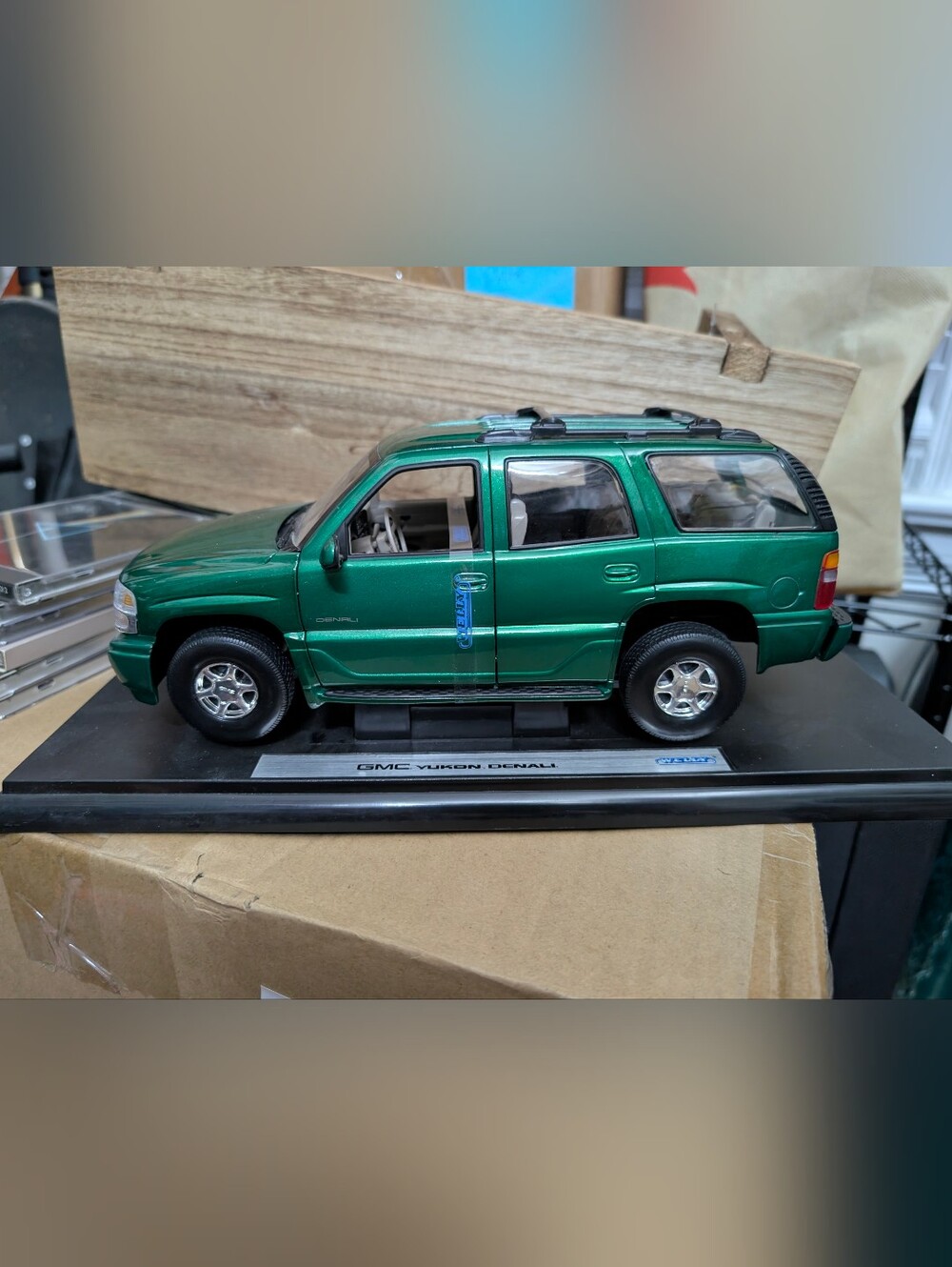 Rare New Welly GMC Yukon Denali Green 1/18 Diecast Model Display Four Door SUV